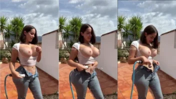 Vazou um vídeo da AndreasPrivate no quintal, mostrando os peitinhos de fora