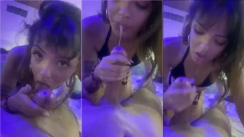Garotinha do Tinder dando aquela aquecida no primeiro encontro
