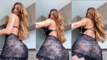 Valens Rodriguez sensual, toda despida com um babydoll preto, fazendo aquele rebolado