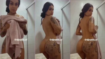 Vídeo da DJ Nathi saindo do banho totalmente despida