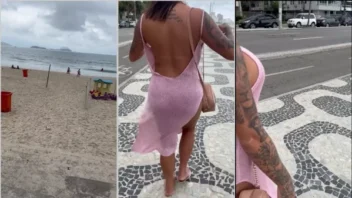 A esposa do Dessinha passeando na praia de vestido