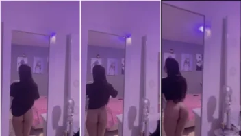Alexandra Marin de moletom preto exibindo o bumbum