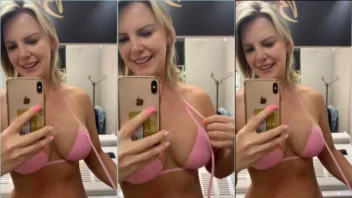 Coroa deliciosa e sarada, Julia Von, arrasando no vídeo sexy!