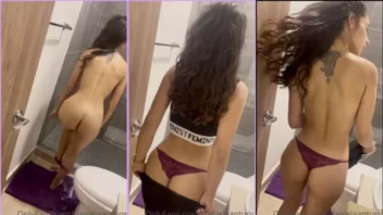 Daniela Antury, a musa do pornô, arrasando com sua bunda em calcinha de renda
