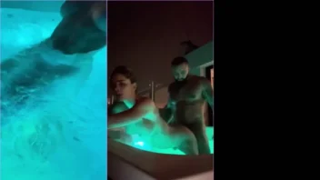 Isabella Inchaurregui curtindo um momento quente na piscina
