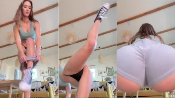 Natalie Roush mostrando todo seu charme enquanto dá aquela malhadinha