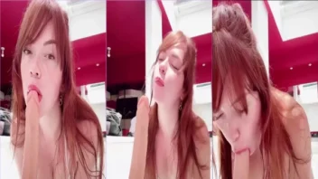 Sosophye com um vibrador na boca e na sua lindeza