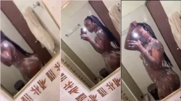 Tati Hot no OnlyFans tá uma delícia, toda ensaboada!