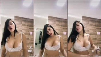 Tifany Rocha, a gata, arrasando em um vídeo picante