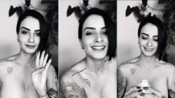 Vídeo da Lola Benvenutti mostrando os peitinhos à mostra
