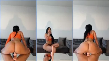 A Valerie Kay adora se divertir com o pau de borracha