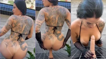 Camila Becker esfregando o bundão no brinquedinho preso na parede