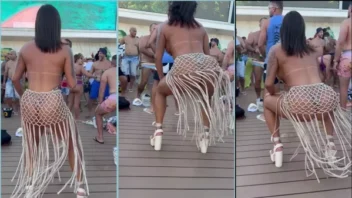 Dá uma olhada na Dessinha Wife se acabando de dançar na festa!