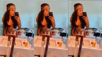 Dá uma olhadinha na irresistível Ester Muniz se exibindo na frente do espelho!