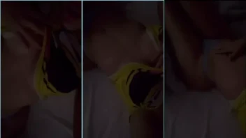 Daniela do OnlyFans, toda sensual, se divertindo no escuro