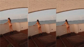 Famosa gostosa do pornô incendiário se exibindo