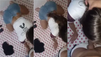 Flagras de colegiais se divertindo com o professor