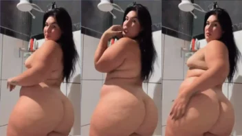 Gordinha sensual toda nua se deliciando no banho