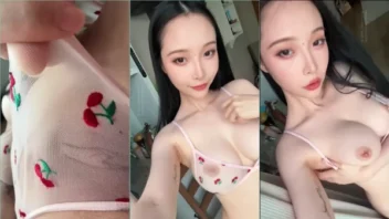 Jenny Pinky, a lindíssima loirinha, se mostrando em um vídeo picante