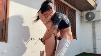 Melisa Bunnny em um vídeo picante ao ar livre