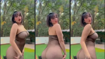 Penny Lovlov, uma delícia, exibindo seu corpo inteiro!