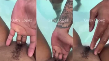 Rolou na internet um vídeo da Gaby Lopez se divertindo com um dedinho na bucetinha