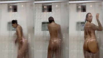 Rolou um vídeo da Edna Samara toda pelada no banho!