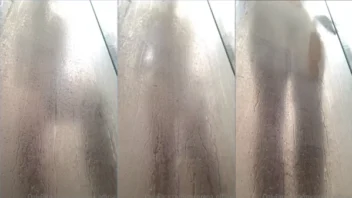 Sirena gravando um vídeo quente, toda molhadinha, mostrando seu corpo maravilhoso