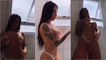 Sophi Carracini curtindo um banho peladinha