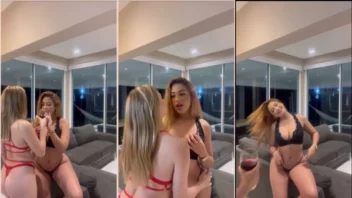 Tina Quintero e sua amiga se divertindo na vibe lésbica