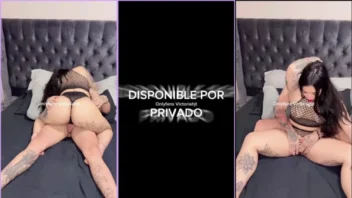 Victoria se diverte sozinha e ainda dá uma aproveitadinha no garoto tatuado