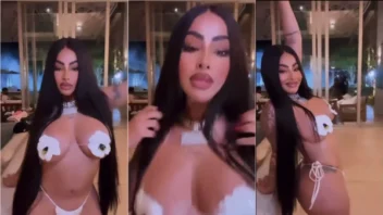 Yailin La Más Viral de calcinha exibindo o corpão